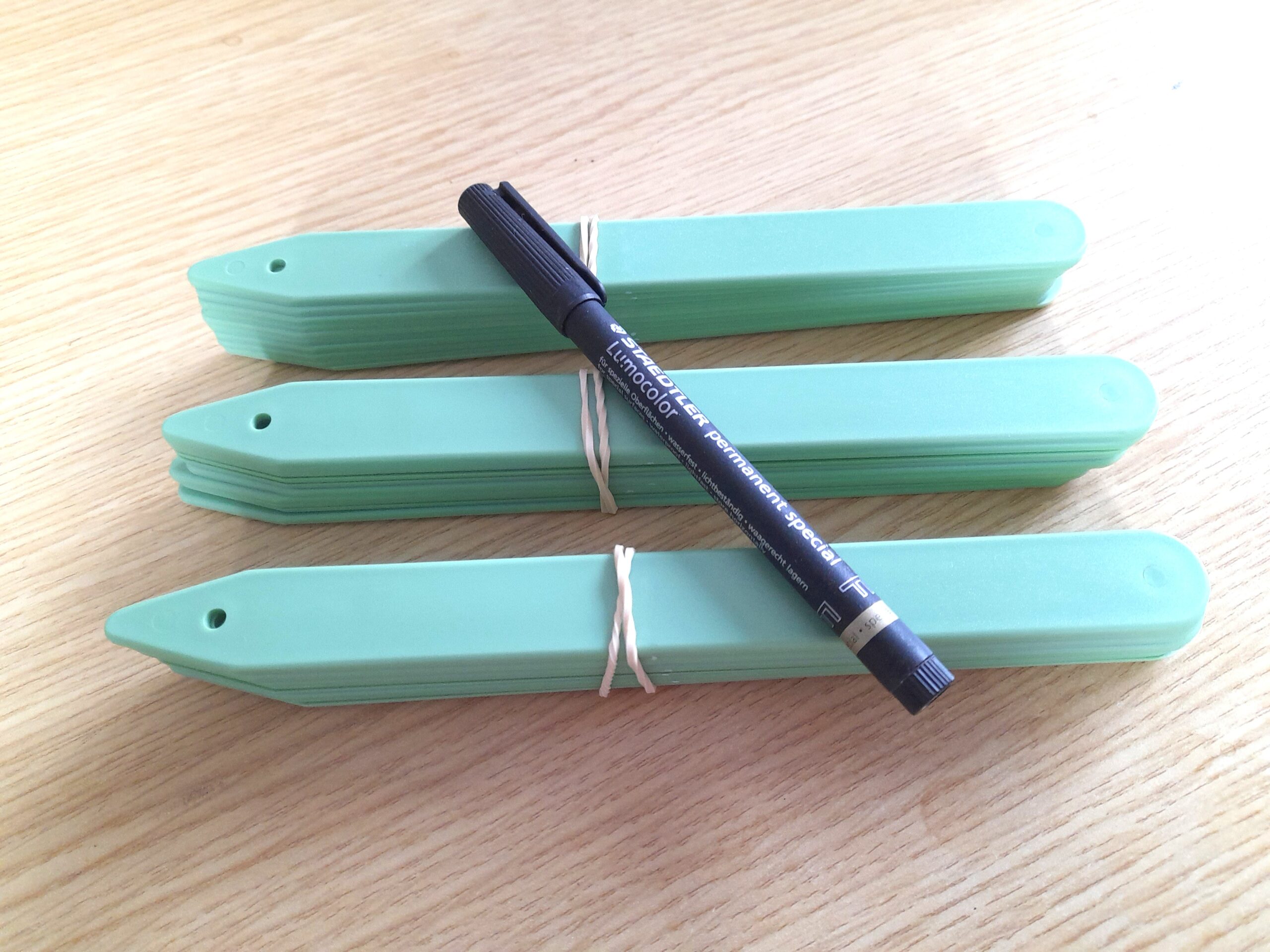 Starter set of Green Plastic Plant Labels + Black Pen